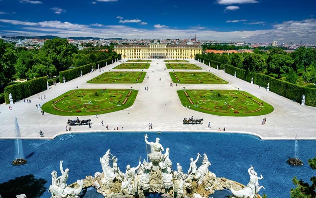 D&D Schonbrunner Deluxe Apartment Vienna Esterno foto