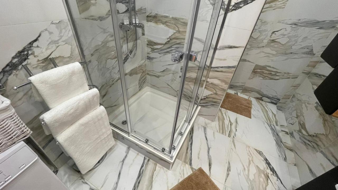 D&D Schonbrunner Deluxe Apartment Vienna Esterno foto